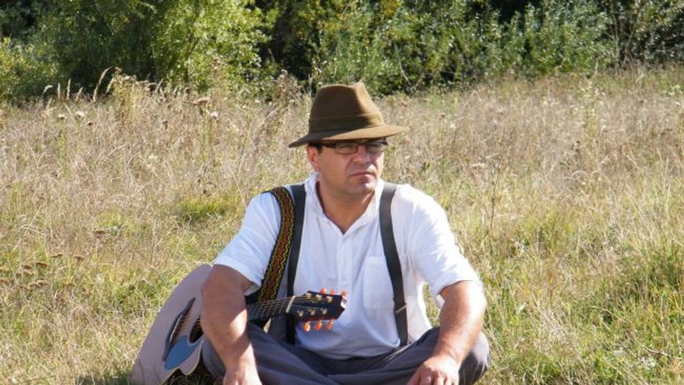 Mihai Margineanu canta in concert despre ”Las Fierbinti”