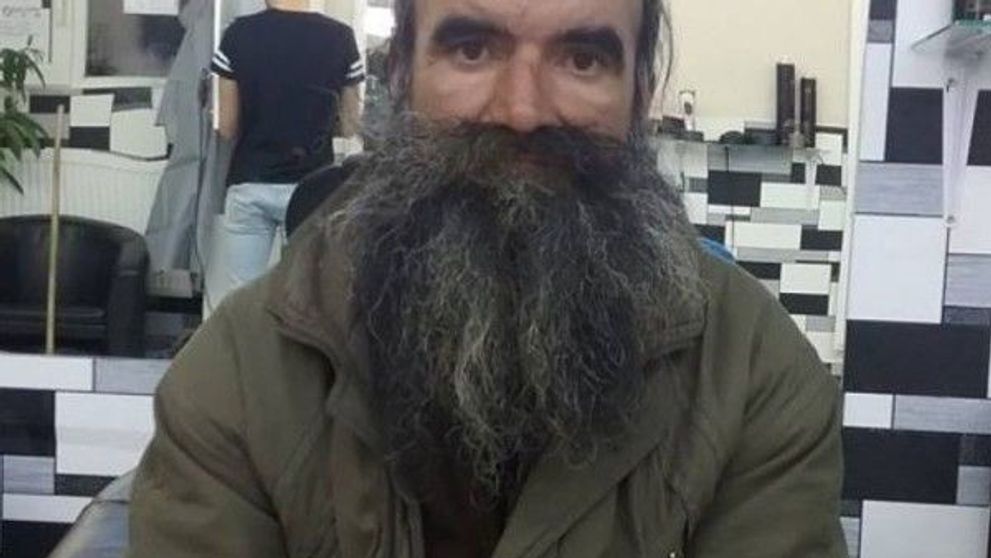 Transformarea unui om al strazii din Timisoara. A fost convins sa isi dea barba jos dupa cinci ani