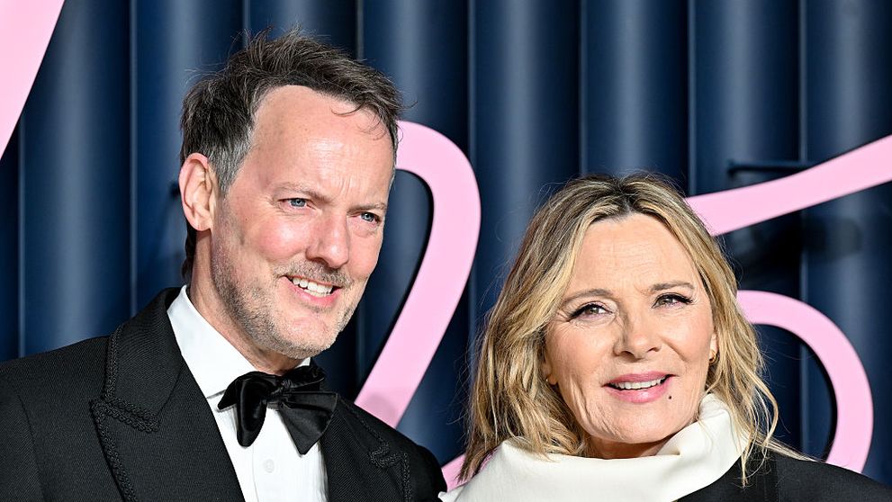 Kim Cattrall s-a măritat în secret, la 69 de ani, cu iubitul ei mai tânăr. Internetul explodează: „De ce s-ar însura un bărbat de 50 cu o femeie de 70?!