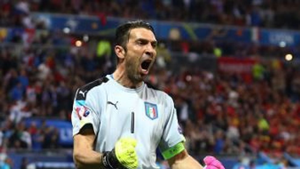 Gianluigi Buffon are o iubita extrem de sexy. Cum arata femeia care l-a facut tata pentru a treia oara la inceputul anului 