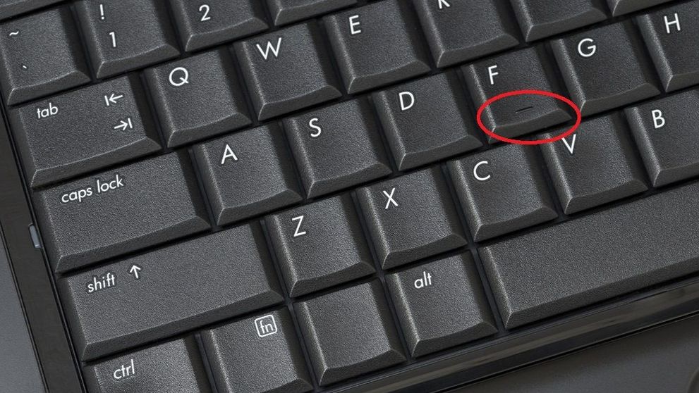 Ai observat o denivelare la butoanele F si J de pe tastatura? Nu, nu sunt pentru persoanele cu deficiente de vedere