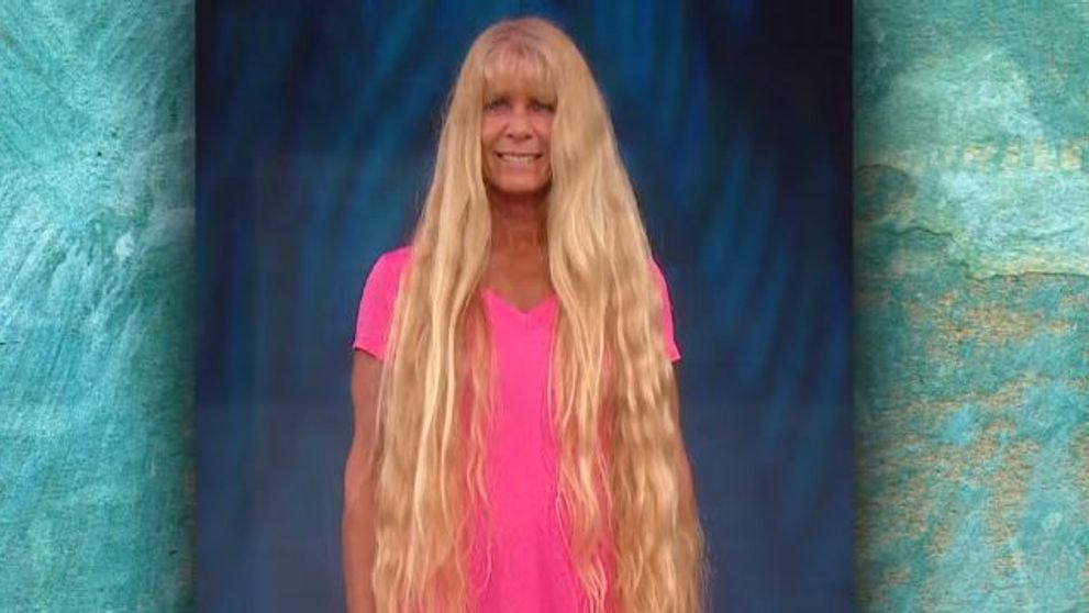Nu si-a tuns parul timp de 20 de ani, iar lumea a poreclit-o Rapunzel. La 50 de ani, a decis sa-si faca o transformare