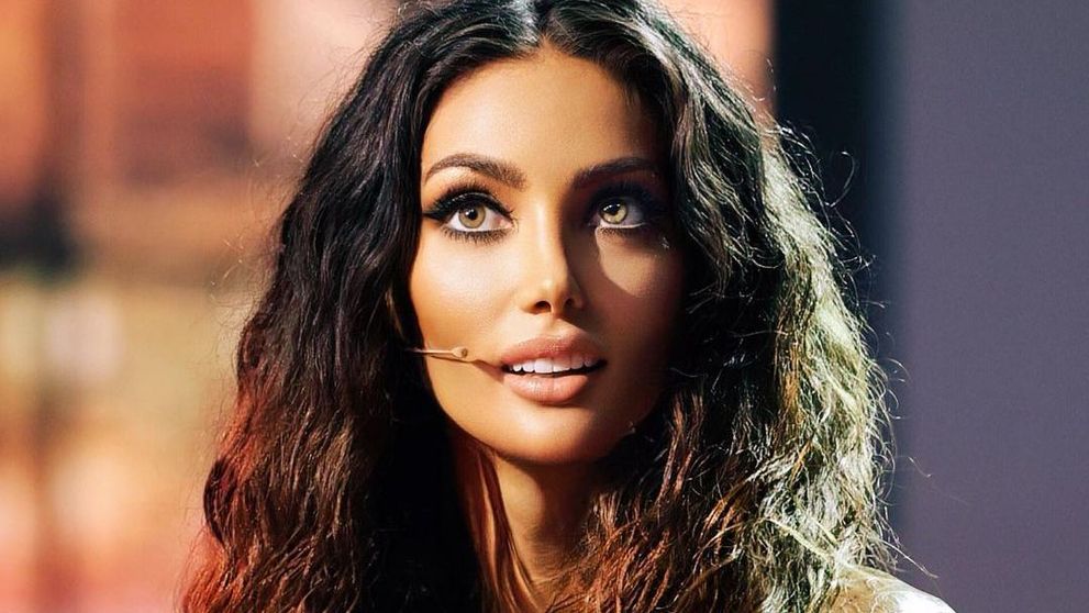 Claudia Pavel a făcut senzație la plajă. Cântăreața a uimit cu talia ei subțire: „Beach baby”