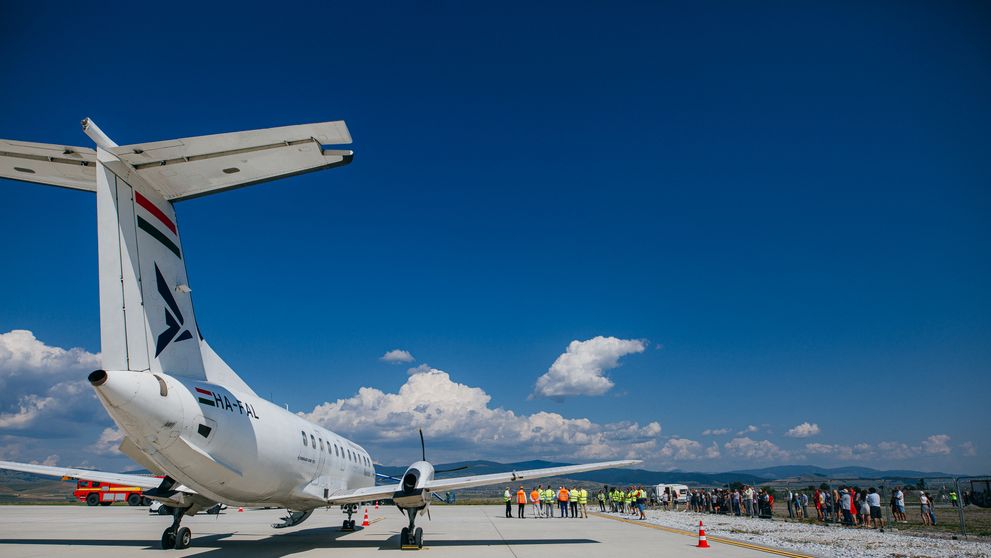 Comuna din România, de 7000 de locuitori, care are aeroport și patinoar de lux, mai mare decât cele din București! FOTO