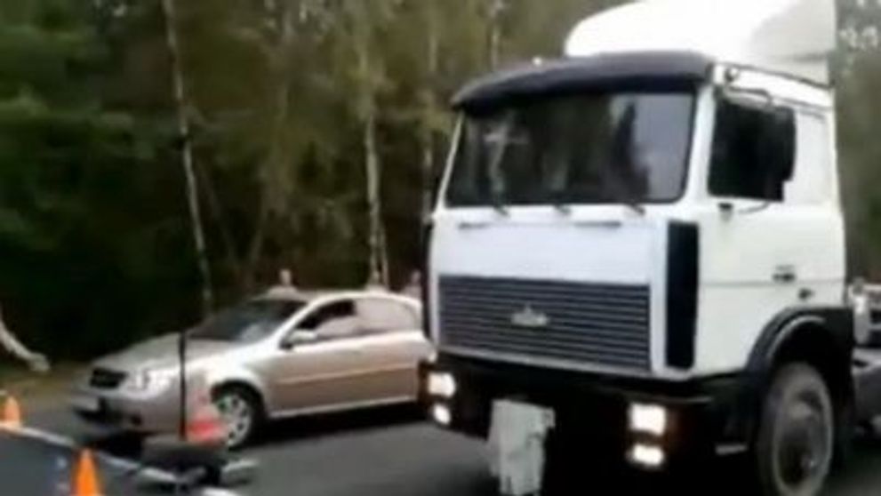 Camion vs. autoturism. Cine crezi ca va castiga competitia? VIDEO