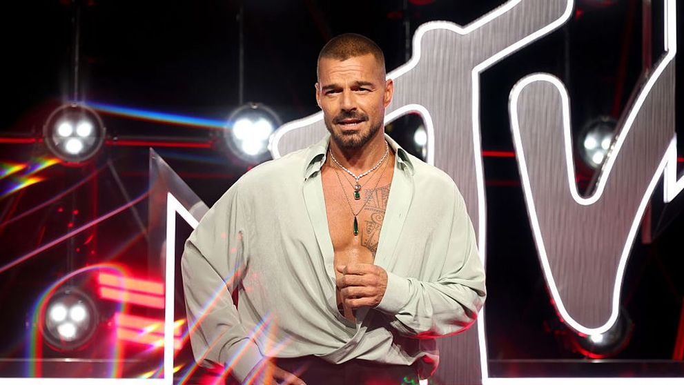 Care e secretul lui Ricky Martin? După ce J.Lo i-a făcut pe români să pună apa plată pe primul loc, la 55 de ani în care arată și dansează ca la 25, Ricky Martin, cu un show exploziv la aproape 54 de ani, dă altă lecție românilor!