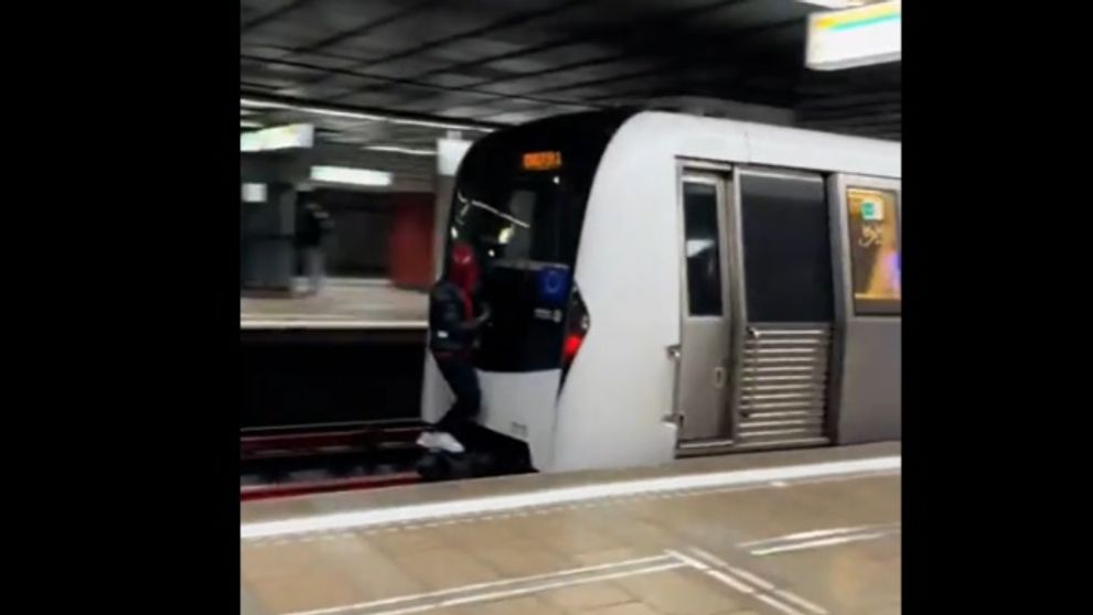 Reacția Poliției după ce un tânăr deghizat în Spiderman a fost filmat când circulă agățat în spatele unei garnituri de metrou - VIDEO