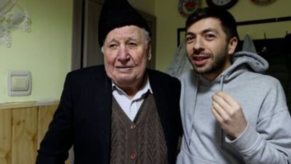 A murit Nea Sandu, bunicul din videoclipurile lui Mircea Bravo. „Tot timpul era pus pe glume”