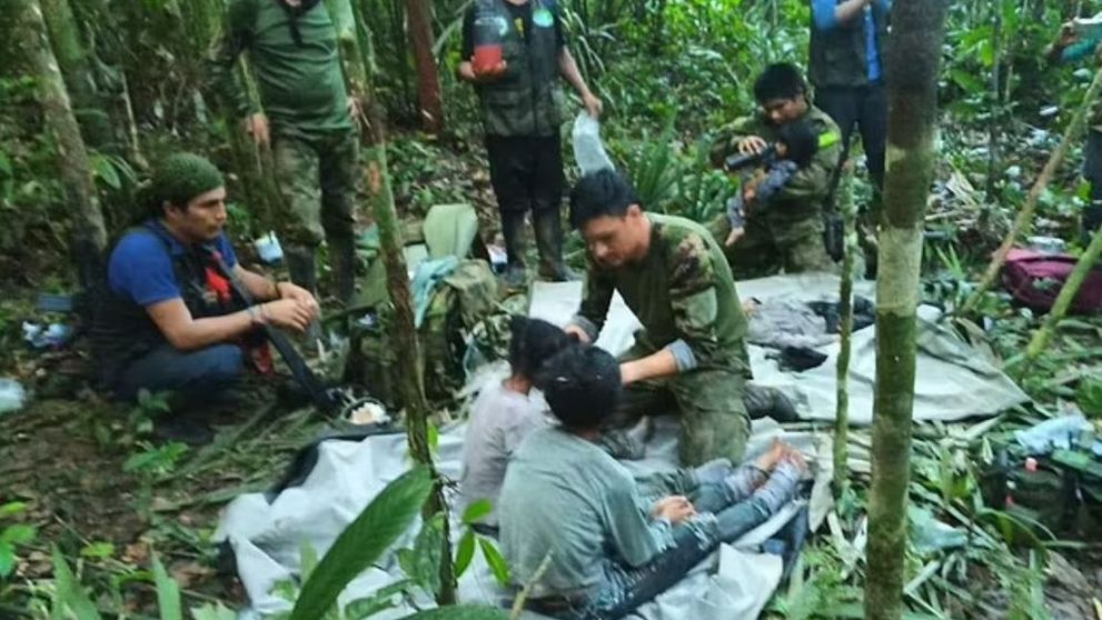 Miracol în Amazon! Patru copii au fost găsiți în viață la 40 de zile după ce avionul lor s-a prăbușit în junglă