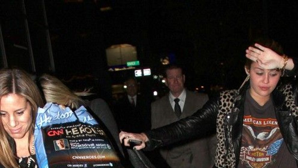 Miley Cyrus i-a pus pungile-n cap lui Tish, mama ei, de spaima paparazzilor FOTO