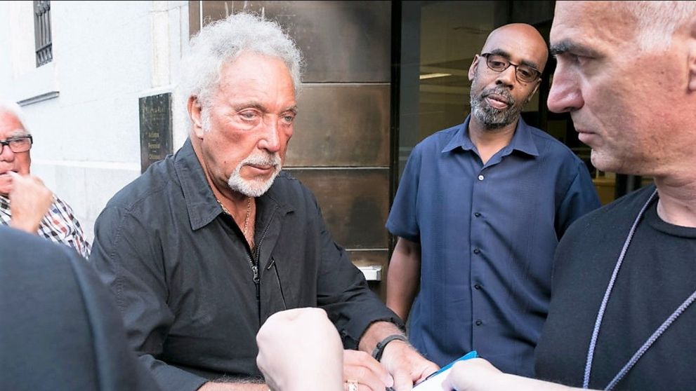 Ce boală are Tom Jones? Membrii echipei sale au făcut anunțul care i-a îngrijorat pe fani