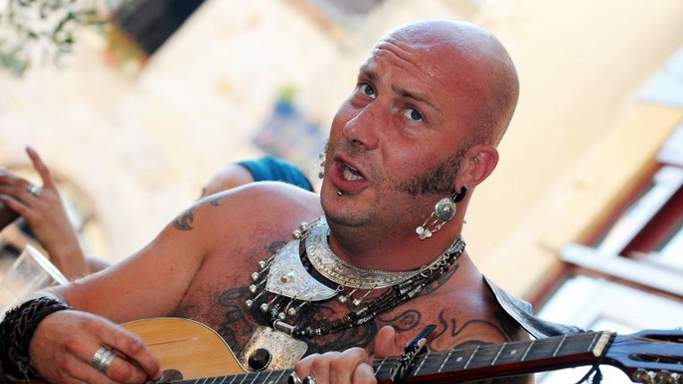 Trecatorii s-au oprit in mijlocul strazii sa-l asculte, vrajiti de vocea lui fantastica. Surpriza colosala oferita de cantaretul tatuat - VIDEO