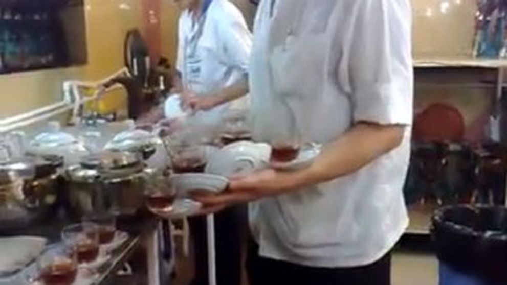 Acesta este cel mai tare chelner. Uite cum serveste ceaiul!