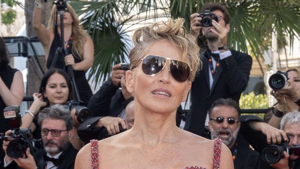 Sharon Stone și-a pozat “corpul imperfect” topless și a încărcat poza pe Instagram: Ești superbă!