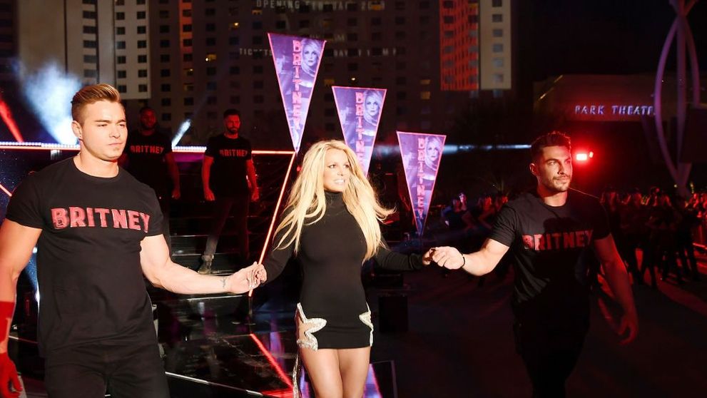 După ce a renunţat la turneul promis fanilor, Britney Spears se internează într-o clinică de psihiatrie