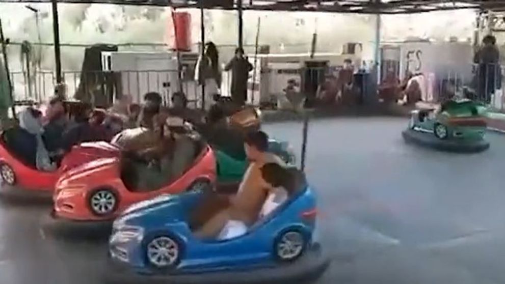 Talibani care se dau în mașinuțe și sar în trambulină. Un nou video devenit viral, filmat în Afganistan