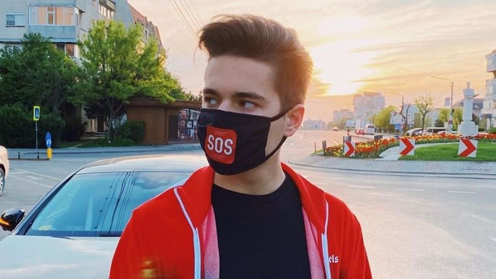 Vloggerul Selly s-a distrat la piscină cu Dorian Popa, în plină pandemie