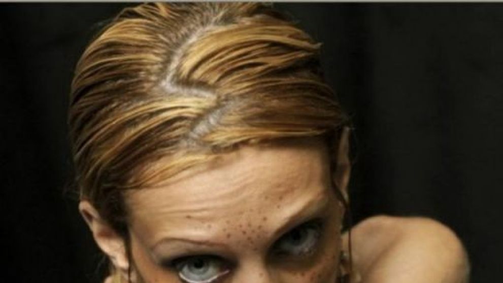 S-a sinucis mama lui Isabelle Caro, modelul care a murit de anorexie  