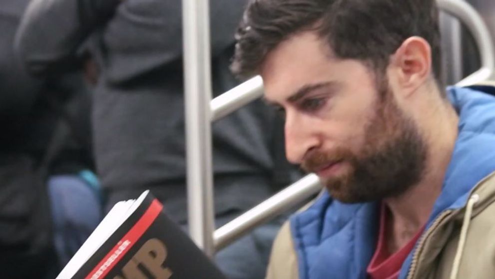 Farsa superba facuta la metrou. A pus coperti false si amuzante la carti. Cum reactionau oamenii