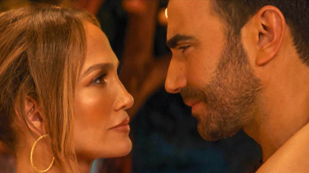 „Fugi, omule, fugi acum cât mai poți!” J Lo, ridiculizată online după zvonurile că ar fi suspect de apropiată de noul ei partener de film
