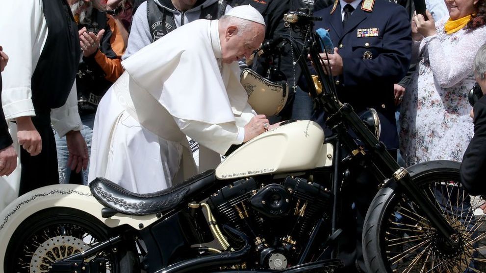 10 lucruri pe care nu le ştiai despre Papa Francisc: e îndrăgostit de tango şi de fotbal şi în tinereţe a avut o iubită