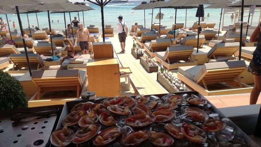 Un cuplu aflat în vacanță pe o insulă din Grecia preferată de români, în șoc după ce a văzut nota de plată pentru două băuturi: ”Ne-au jecmănit”