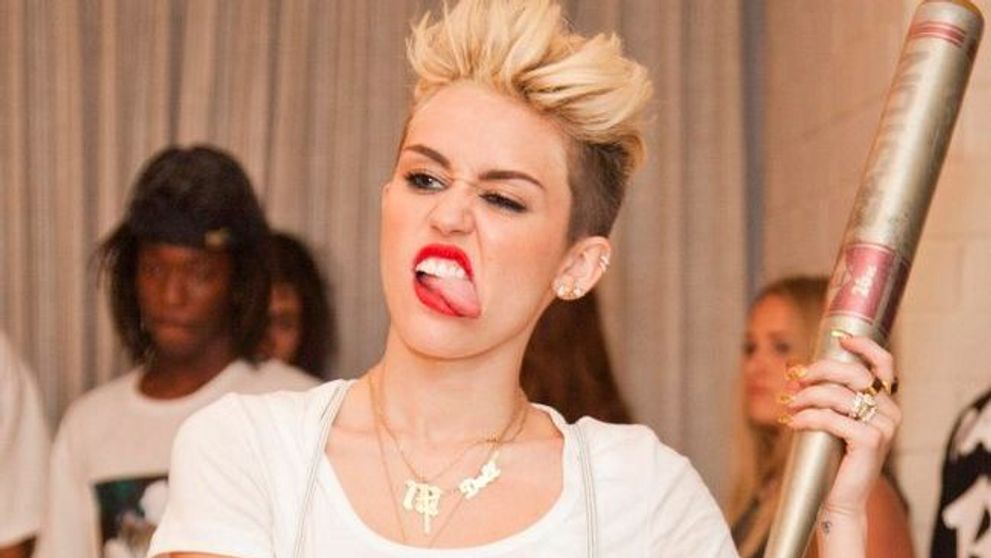 Miley Cyrus se saruta cu un porc. Imaginile care i-au dezgustat pe fanii ei