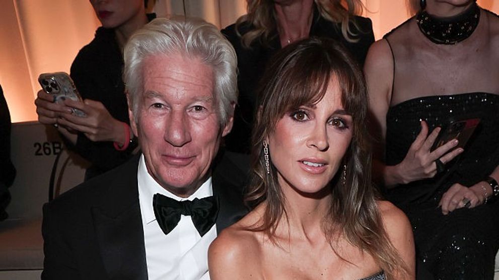I-ar putea fi tată, dar ea spune că e sufletul ei pereche: Richard Gere, mai îndrăgostit ca niciodată de soția sa mai tânără cu 33 de ani. Cum au fost surprinși la Milano