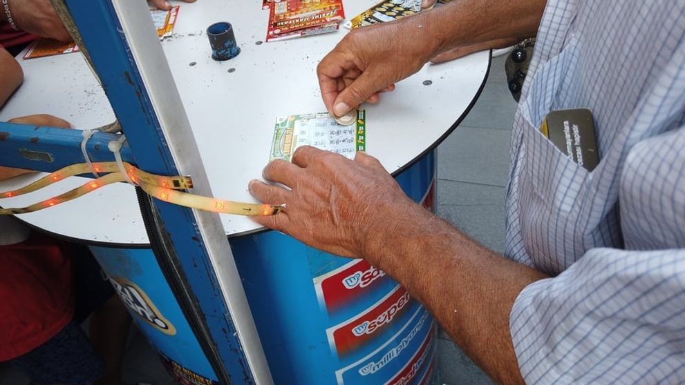 Ce a făcut un șofer de autobuz după ce a câștigat 5 milioane de dolari cu un loz răzuibil: „Am rămas blocat acolo”