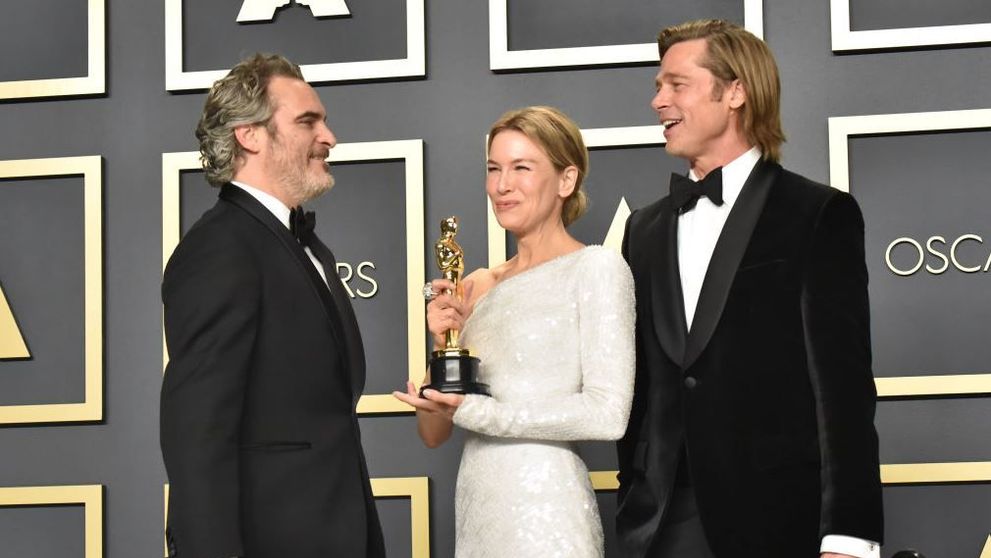 Brad Pitt a surprins pe scena Oscarurilor cu un look cu totul neașteptat: la patru ace, dar cu...codiță