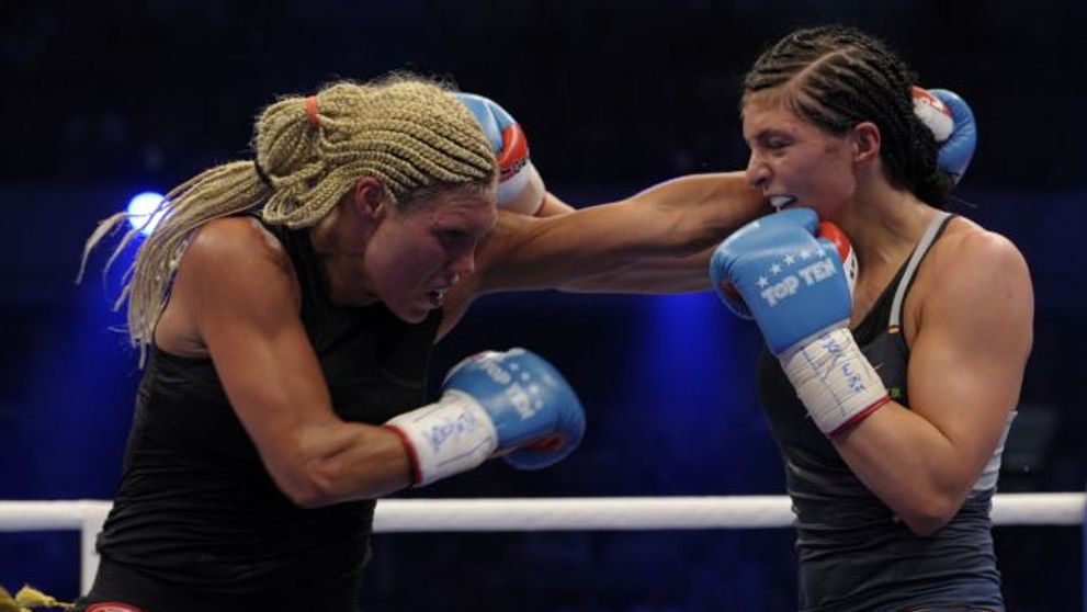 Gestul incredibil al unei femei boxer. Si-a sarutat adversara, cu putin inainte de un meci de mare intensitate