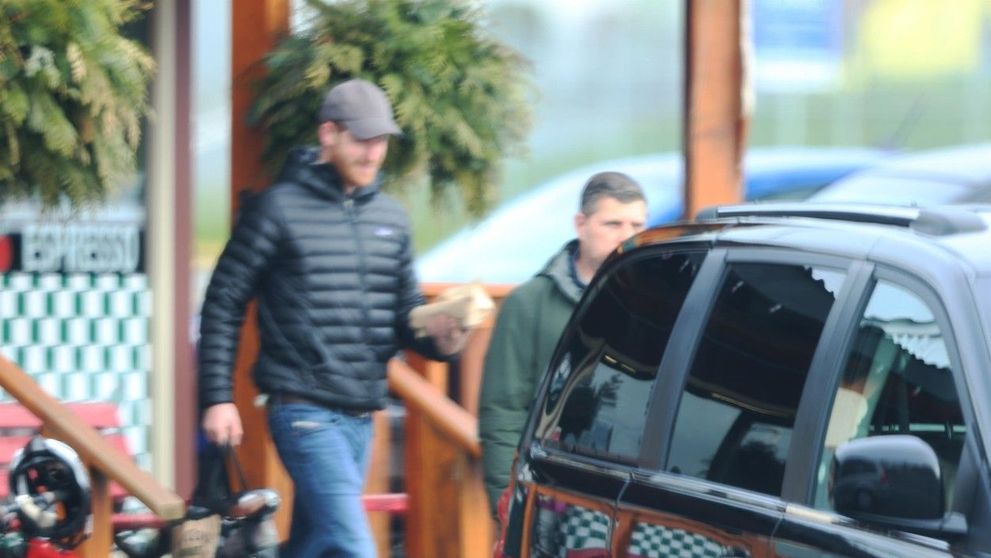 Prințul Harry, surprins cumpărându-și două sandviciuri de la piață