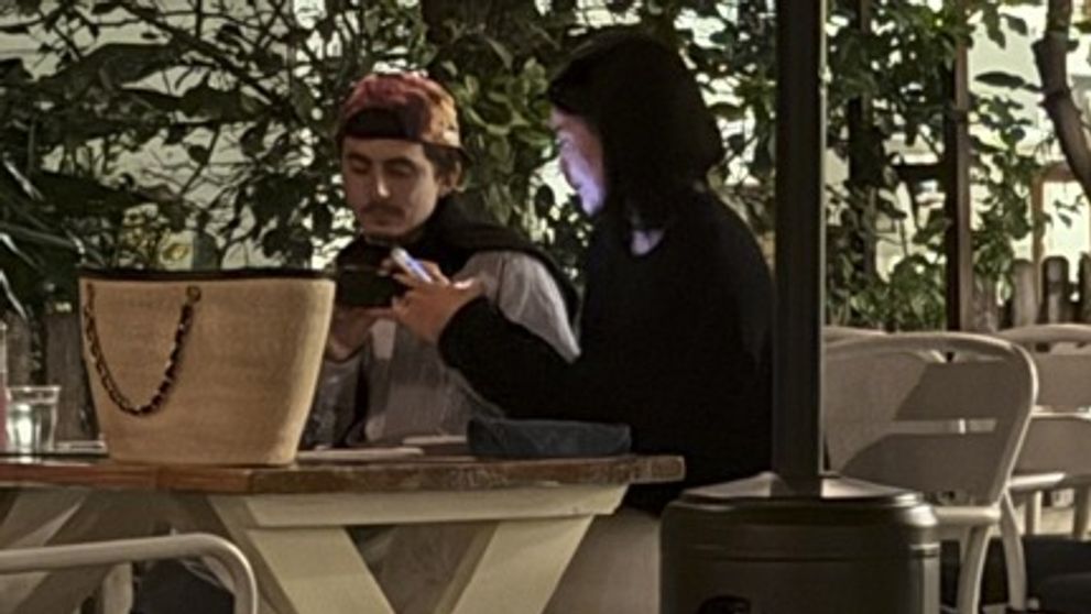 Au crezut că scapă neobservați! Celebrul actor și iubita miliardară, așa cum nu i-a mai văzut nimeni! În ce ipostaze au fost surprinși cei doi de paparazzi, la restaurant