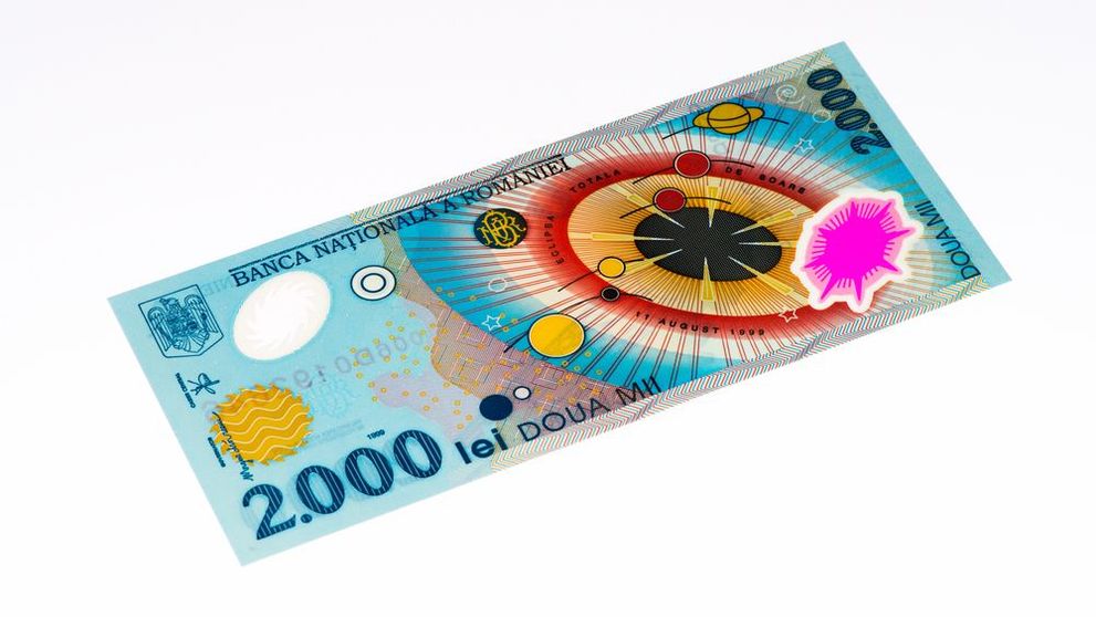 Cât a ajuns să coste o bancnotă de 2.000 de lei cu eclipsa de soare din 1999