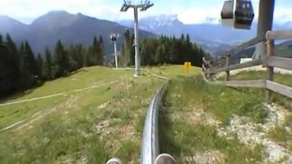 Cel mai periculos montagne-russe din lume. Cum se parcurge fara frane, in doar patru minute! VIDEO