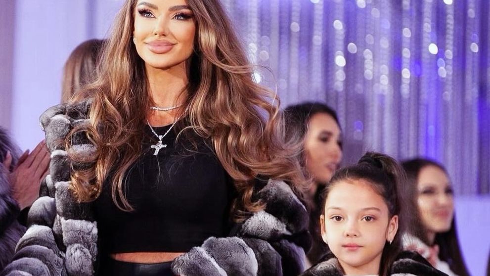 Bianca Drăgușanu, criticată online pentru că și-a adus fetița să defileze la o prezentare de blănuri naturale