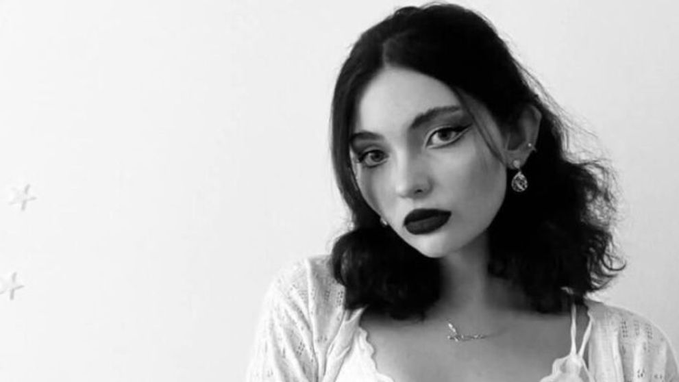 Alexandra, o tânără studentă din Bistrița, a murit în ziua în care a împlinit 22 de ani. Fata ar fi fost găsită fără suflare într-un ciubăr. Primele informații