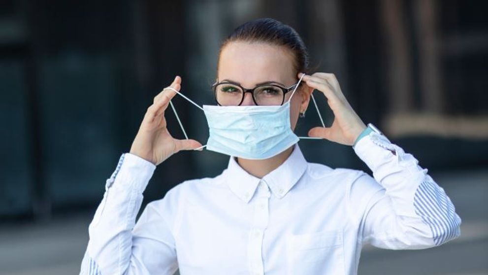 În urma unui studiu, medicii recomandă purtarea ochelarilor! Cât de mult protejează de COVID-19?