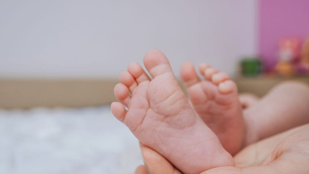 Un bebeluș a murit de foame după ce mama lui a plecat o săptămână la iubitul ei
