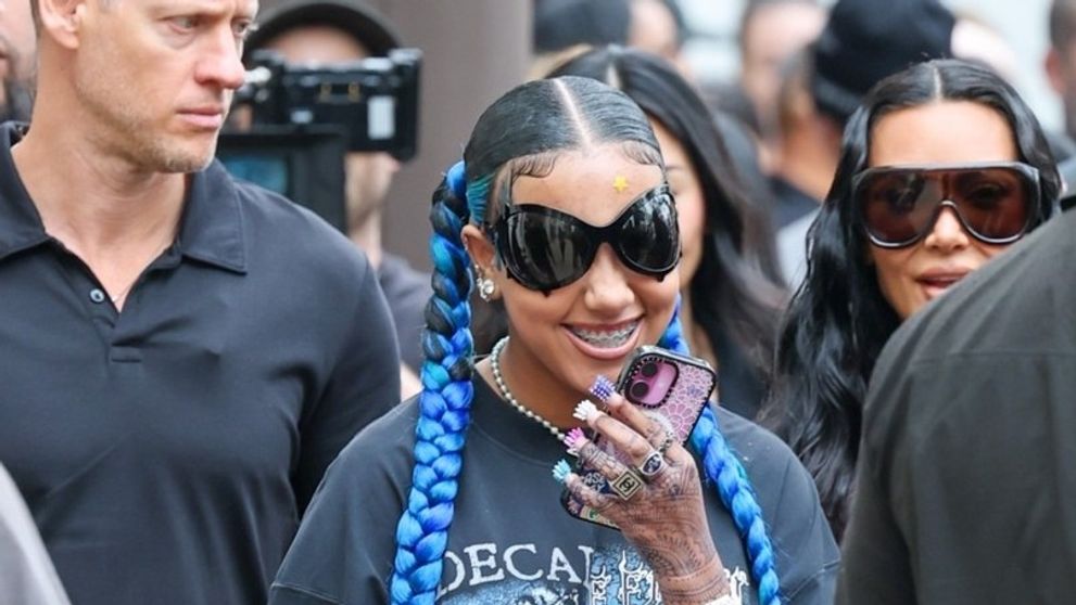 Kim Kardashian, eclipsată de fiica sa. North West, look excentric la numai 12 ani: unghii false, extensii de păr albastre și haine extravagante