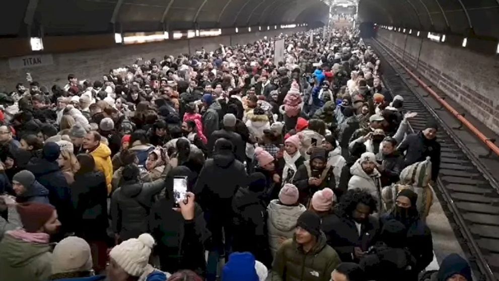 Imagini virale cu sute de cetățeni nepalezi, pe peronul stației de metrou Titan. Ce au scandat de Revelion - VIDEO