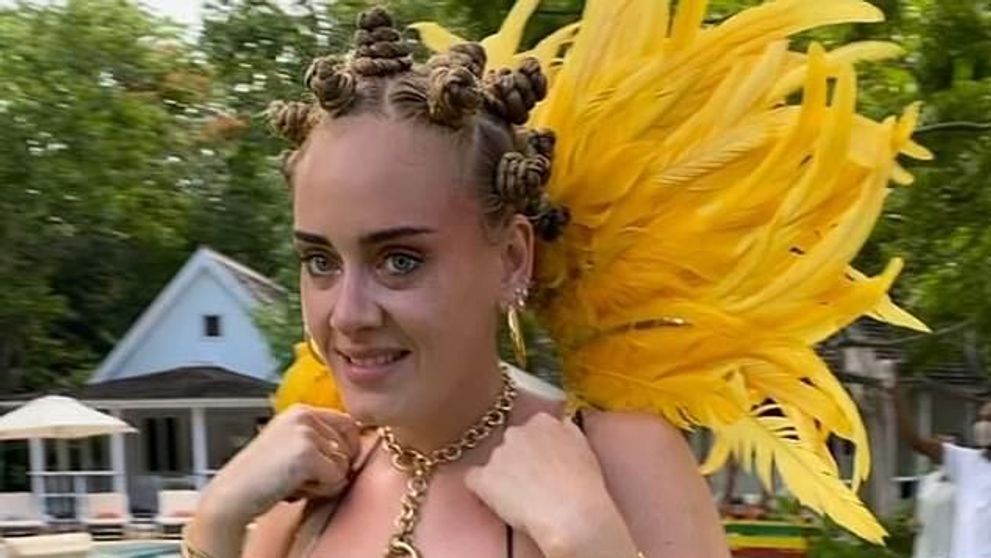 Prima apariție a lui Adele în costum de baie după ce a slăbit 45 kg a stârnit furie: 