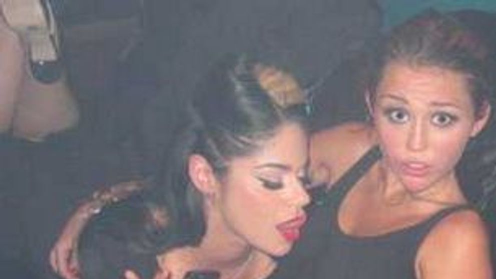 Miley Cyrus in tandreturi cu o prietena FOTO!