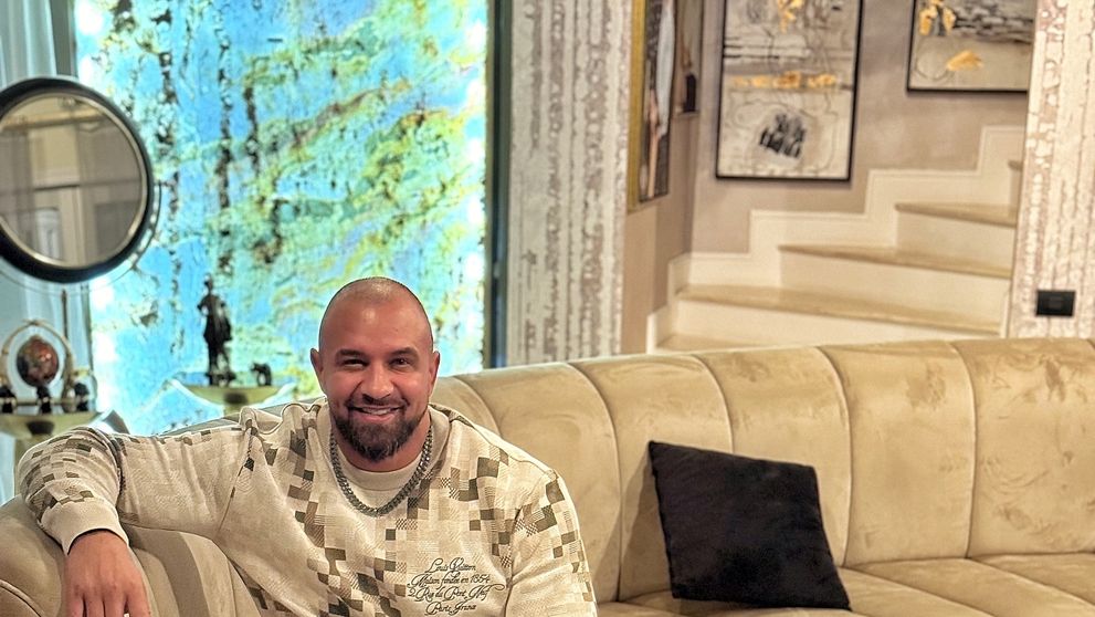 Alex Bodi bate fierul cât e cald. După ce s-a zvonit că are o relație cu o frumoasă șatenă pe nume Lorena, alături de care a fost într-o vacanță exclusivistă în Alpii Francezi, acum afaceristul a fost surprins în compania unei foste concurente a unui show matrimonial.  Ce făceau cei doi, târziu în noapte