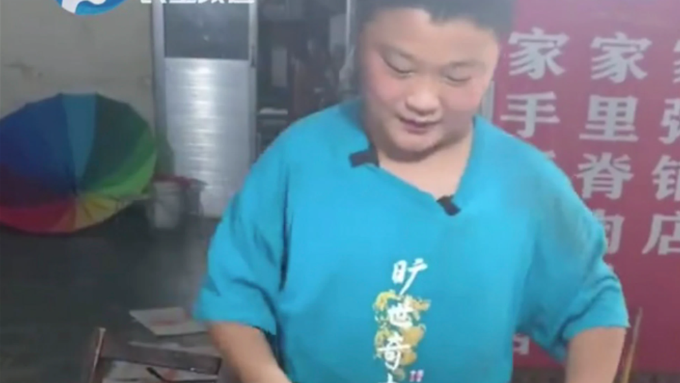 Maturizare forțată. Un băiat de 11 ani din China muncește cot la cot cu tatăl lui. „Nu contează cât de obosit sunt”