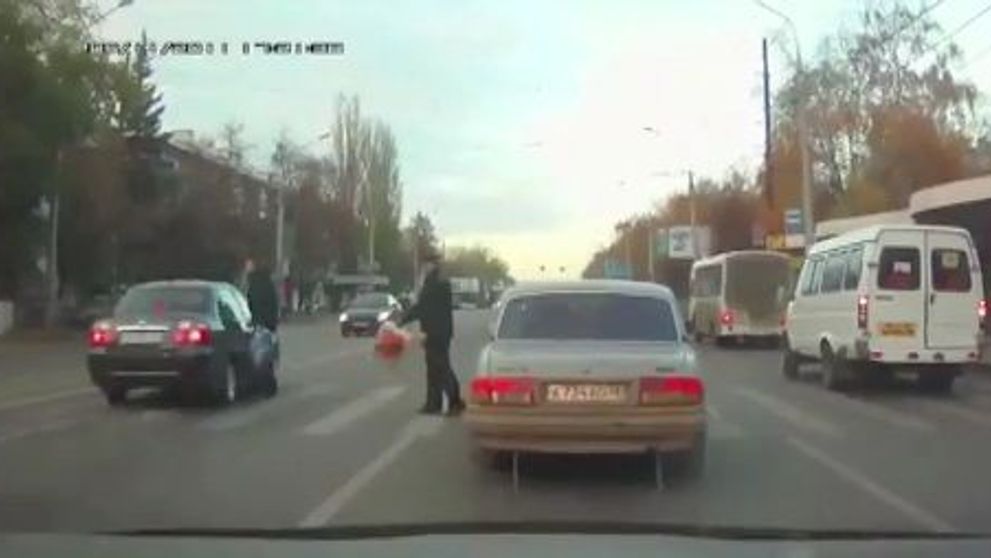 VIDEO stupefiant. A trecut la 1 cm de moarte si s-a purtat ca si cum nu s-ar fi intamplat nimic!