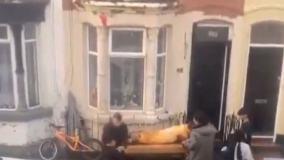 Familie de români, filmată când pârlea porcul pe o stradă din Liverpool, în Marea Britanie! Clipul video a strâns peste 1,5 milioane de vizualizări: „Comportament normal pentru lumea a treia”