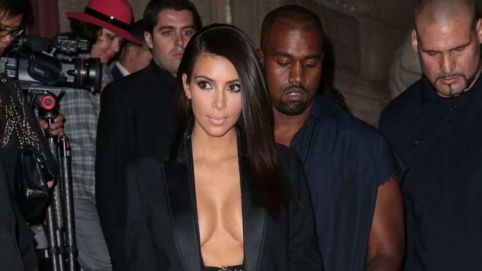 Putine vedete ar indrazni sa poarte tinutele ei. Top 10 cele mai controversate aparitii recente ale lui Kim Kardashian