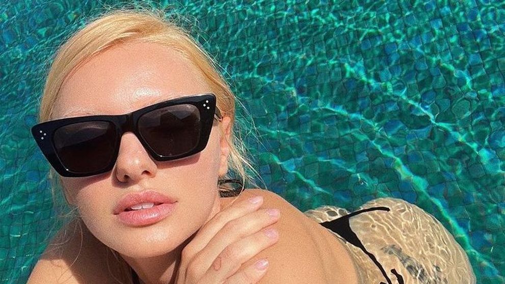 Alexandra Stan, în cel mai decupat costum de baie, în vacanța din Antalya. Cum a fost surprinsă la plajă