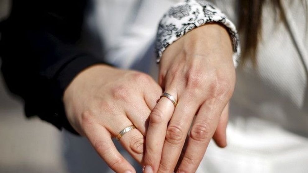 Bărbatul care s-a dus la pescuit și s-a întors căsătorit și-a șocat iar familia. De data asta nu cu aspectul soției